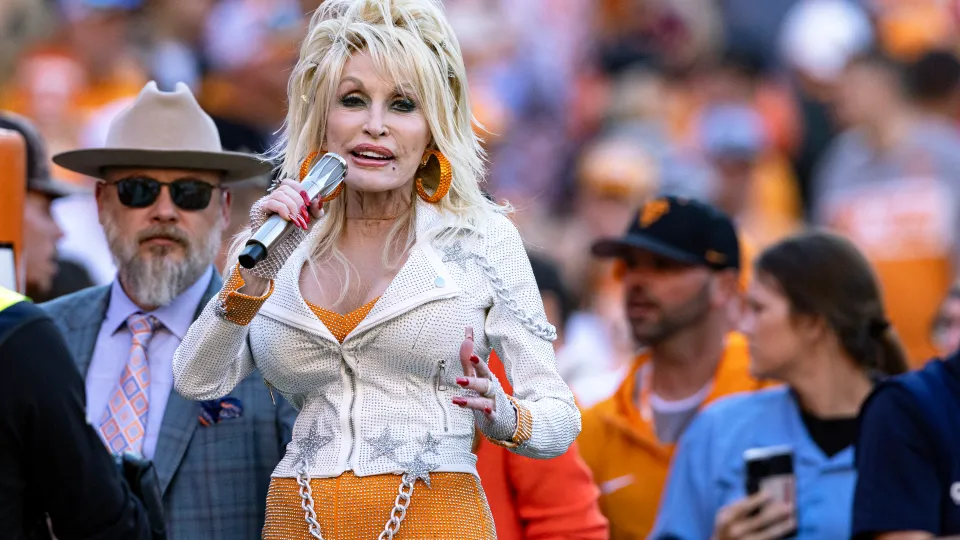 Dolly Parton sings ‘Rocky Top’ at Tennessee-Georgia game
